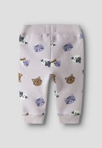 Pantalon pour tout-petit en coton couleur lavande claire avec une finition texturée, présentant des visages d'animaux de dessins animés colorés en violet, gris et marron.