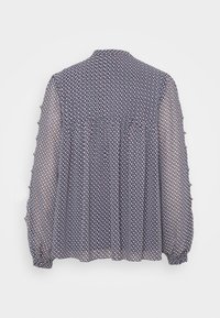 Genomskinlig blus med långa ärmar, marinblått tyg med rosa och vita geometriska mönster, plisserad bakdel, knappdekorationer på ärmslut, lätt och luftigt material.