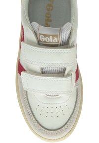 Hvide lædersneakers med røde detaljer, velcro-remme, en struktureret tåboks og en mesh-foring. Har perforeringer for åndbarhed.