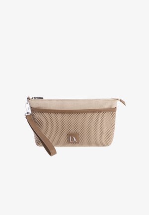 Bolso de mano beige con textura, con ribete de cuero, cremallera plateada y correa desmontable, con un pequeño parche cuadrado con el logo en la parte delantera.