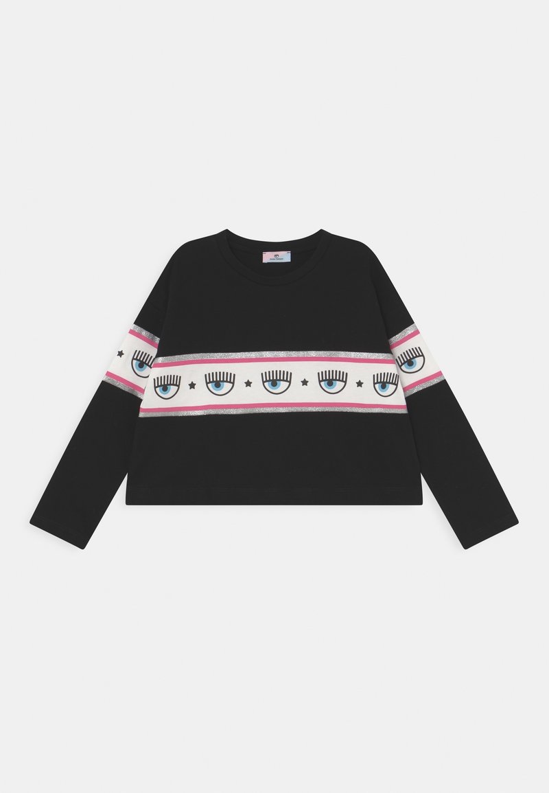 Zwart top met lange mouwen met een horizontale witte streep met blauwe ogen met wimpers en zwarte sterren, omringd door roze en zilveren lijnen.