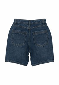 Pantalones cortos de mezclilla en azul oscuro con cintura alta, que cuentan con dos bolsillos traseros y una textura suave. La costura es visible a lo largo de los bordes.