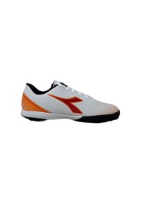 Scarpa atletica bianca con dettagli neri, accenti arancioni, texture perforata e suola in gomma. Presenta una chiusura con lacci e un design elegante.