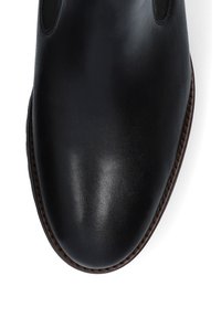 Czarny skórzany botek na kostkę o gładkiej fakturze, zaokrąglonym nosku, elastycznych bocznych panelach oraz kontrastowym brązowym przeszyciu wzdłuż podeszwy.