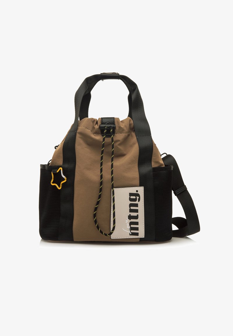 Braune Stofftasche mit schwarzen Akzenten, einer Kordelzugverschluss und dekorativer sternförmiger Hardware. Enthält ein Logo-Label und einen verstellbaren Gurt.