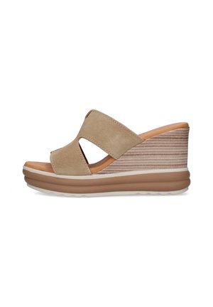 Sandalo beige con zeppa, punta aperta, due ampie fasce in pelle scamosciata che si incrociano sul piede e suola piattaforma a strati con tacco a zeppa texturizzato.