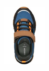 Sneaker blu e nera con accenti arancioni, cinturino in velcro marrone, pannelli in mesh e suola in gomma. All'interno presenta una soletta imbottita con l'etichetta "GEOX 27."