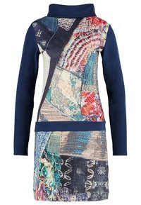 Robe à manches longues avec manches bleu marine et motif patchwork abstrait en rouge, bleu, beige et crème, avec un col montant.