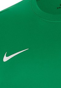Maglietta sportiva verde realizzata in un tessuto liscio con colletto a costine. Presenta un grande logo Nike bianco sul lato sinistro.