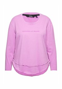 Lila Langarmshirt mit rundem Ausschnitt. Text "Erinnerungen sind für immer" auf der Vorderseite gestickt. Der Saum ist geschichtet und leicht gewellt.
