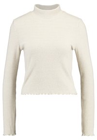Cremefarbener, gerippter Rollkragenpullover mit langen Ärmeln und gewelltem Saum, gefertigt aus einem strukturierten Strickmaterial.