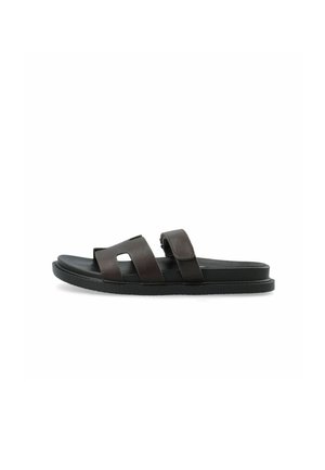 Sandale mule en cuir marron foncé avec deux larges brides et une semelle plate noire sur fond blanc.