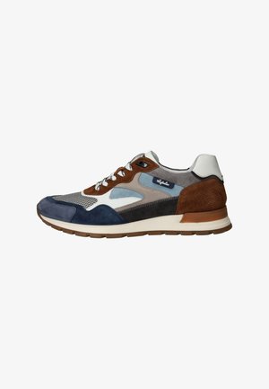 Grijze, blauwe en bruine sportshoe met suède en mesh materialen, met een getextureerde hielaccent en witte veters op een lichte zool.