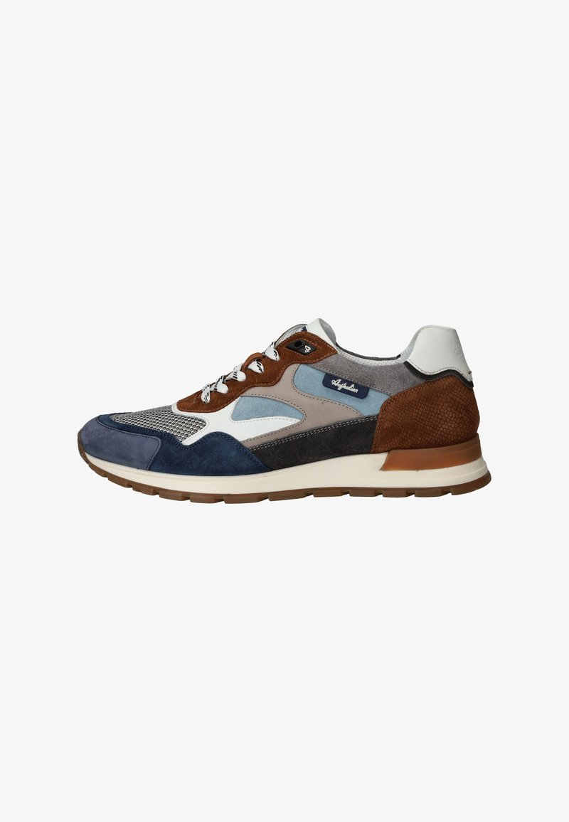 Grijze, blauwe en bruine sportshoe met suède en mesh materialen, met een getextureerde hielaccent en witte veters op een lichte zool.
