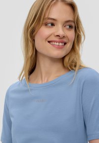 s.Oliver MIT LOGOPRINT - T-shirt basic - blassblau