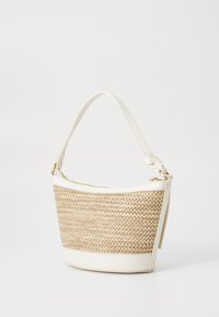 Sac en paille tissée avec des accents en simili cuir blanc, forme arrondie, fermeture éclair sur le dessus, et une seule sangle. Détails de surface texturée.