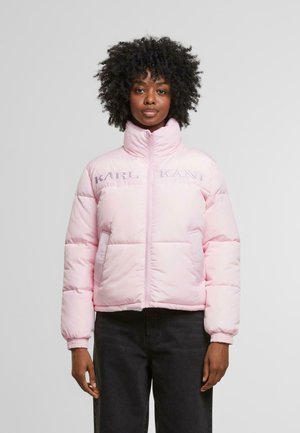 Giacca puffer rosa chiaro con colletto alto, con logo "KARL KANI" ricamato, chiusura zip frontale e polsini elasticizzati. Texture liscia e lucida.
