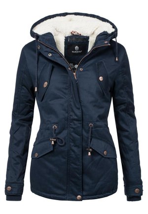 Marineblauwe parka met een fleece-voering in de capuchon, ritssluitingen en drukknoopsluitingen, trekkoorden en voorzakken met bronzen accenten.