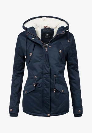 Marineblauwe parka met een fleece-voering in de capuchon, ritssluitingen en drukknoopsluitingen, trekkoorden en voorzakken met bronzen accenten.