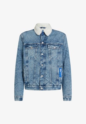 Šviesiai mėlyna džinsinė striukė su balta dirbtinio kailio apykakle, dviem krūtinės kišenėmis ir ženklintu etiketė šone. Klasikinis mygtukų uždarymas.