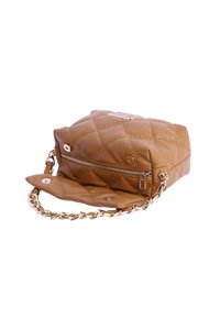 Bolso bandolera acolchado de color tostado con correa de cadena dorada, cierre de cremallera y superficie lisa y brillante. Cuenta con botones y detalle del logotipo.