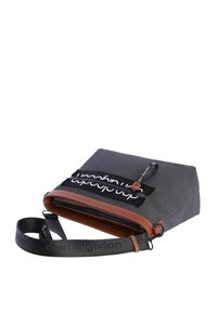 Bolso bandolera de tela gris con detalles en cuero marrón, que cuenta con un cierre de cremallera, correa ajustable y un detalle de logo en la parte delantera.