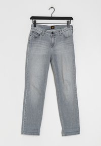 Jean ligera de color gris con un diseño de pierna recta, estilo de cinco bolsillos y una etiqueta negra en la cinturilla. Textura suave con áreas descoloridas.