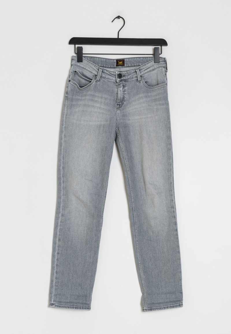 Jean ligera de color gris con un diseño de pierna recta, estilo de cinco bolsillos y una etiqueta negra en la cinturilla. Textura suave con áreas descoloridas.