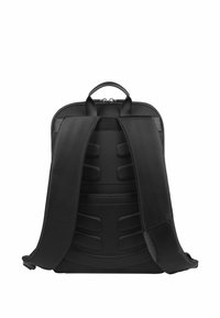 Černý batoh zobrazený zezadu s polstrovanými ramenními popruhy, ergonomickým zadním panelem a horním madlem na nošení na bílém pozadí.