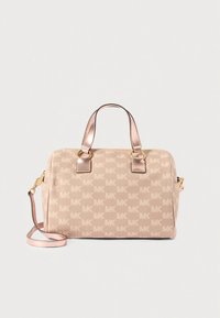 Sac à main rectangulaire beige avec ferrures dorées, poignées en métal rose, bandoulière amovible et motif répétitif du logo "MK".