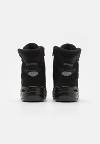 Scarpe da trekking nere con tomaia in microfibra e rete, supporto alto alla caviglia, suola in gomma e dettagli con zip per una vestibilità facile.