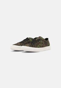 Baskets en toile camouflage avec des lacets noirs, semelles en caoutchouc blanches, design bas et bout rond.