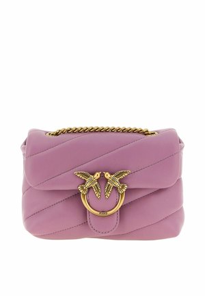 Piccola borsa a tracolla in pelle rosa trapuntata con catenella dorata e dettaglio fermaglio a forma di uccello dorato sulla patta frontale.