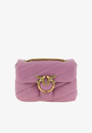 Piccola borsa a tracolla in pelle rosa trapuntata con catenella dorata e dettaglio fermaglio a forma di uccello dorato sulla patta frontale.