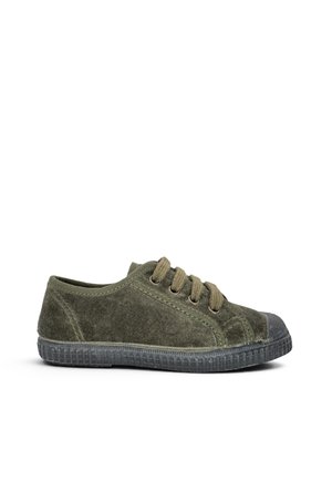 Lav-top olivengrøn ruskind sneaker med matchende snørebånd og en struktureret mørkegrå gummisål og tåhætte.