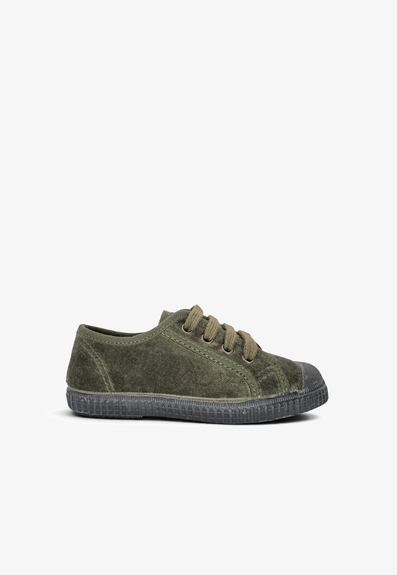 Lav-top olivengrøn ruskind sneaker med matchende snørebånd og en struktureret mørkegrå gummisål og tåhætte.