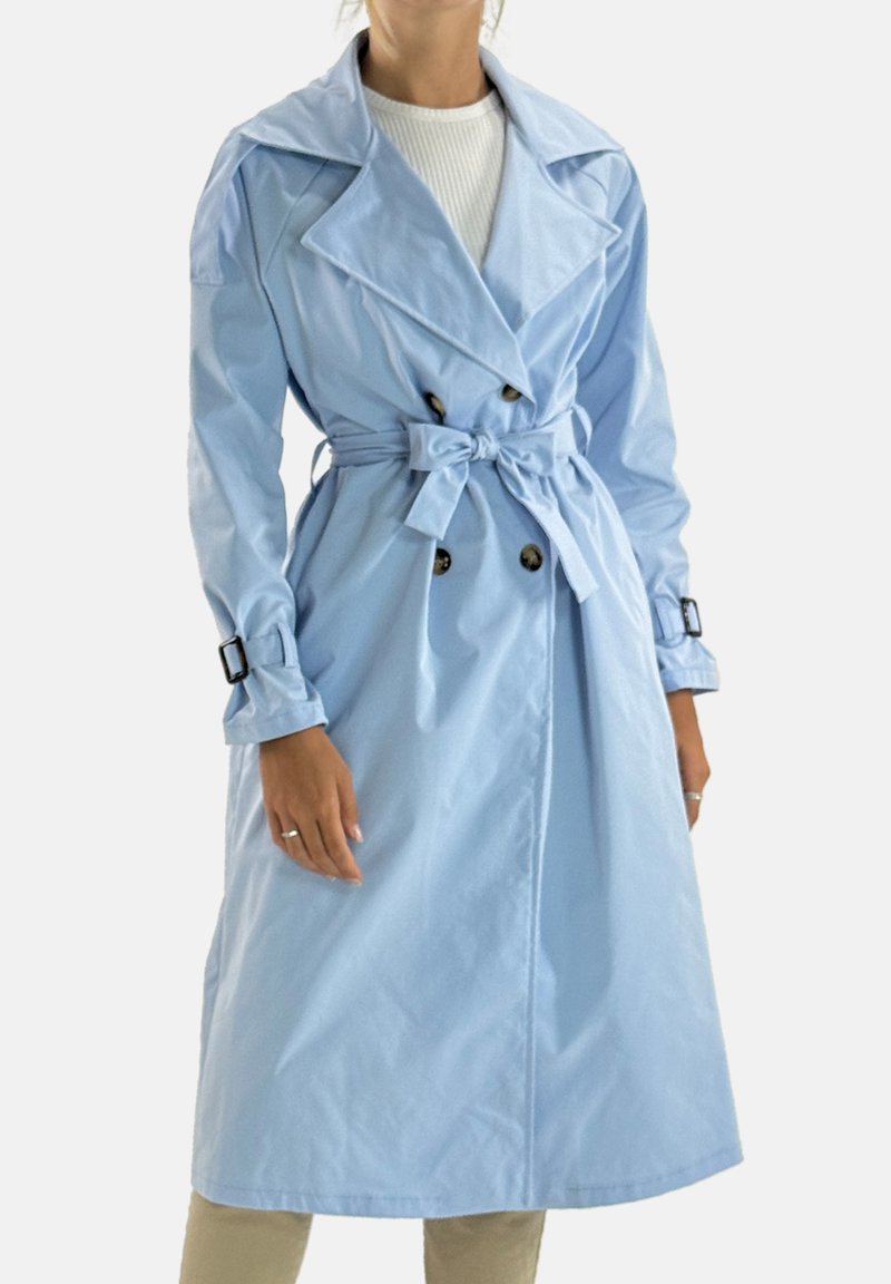 Ljusblå trenchcoat i mjukt tyg, dubbelknäppt med mörka knappar, matchande bälte och stora slag; detaljer med spännen på ärmarna.