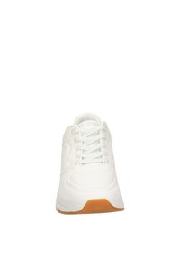 Sneaker bianco sportivo con tomaia in pelle liscia, punta rotonda e suola in gomma texturizzata. Presenta lacci piatti e un branding discreto sulla linguetta.