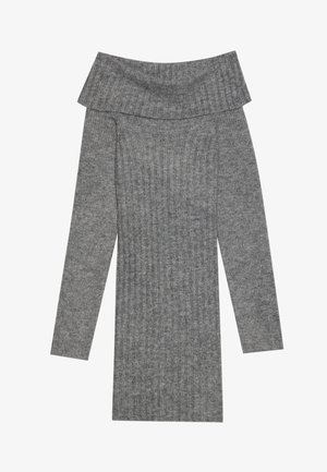 Grå ribbestrikket kjole med avskåret hals. Har lange ermer og en tettsittende fasong, laget av mykt stoff.