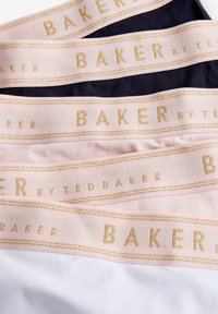 Petlja od pet pari donjeg rublja od mekog materijala; boje su ružičasta, bijela i tamnoplava. Svaka ima pojas s zlatnim detaljima s natpisom "BAKER by TED BAKER."
