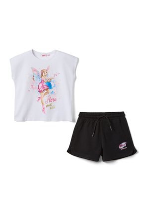 Haut blanc à manches courtes avec motif fée rose et short noir à cordon avec un petit patch coloré sur la jambe gauche.
