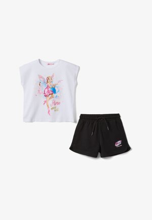 Haut blanc à manches courtes avec motif fée rose et short noir à cordon avec un petit patch coloré sur la jambe gauche.