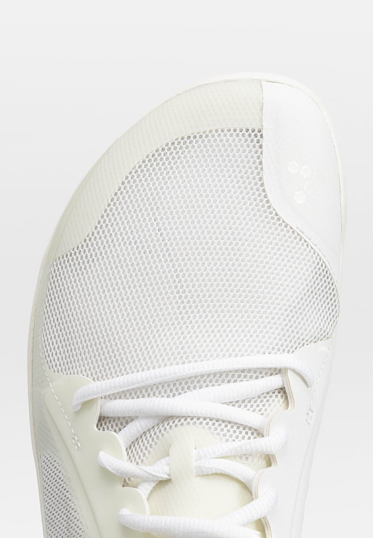 Zapatilla deportiva blanca con parte superior de malla, acentos sintéticos lisos, cordones blancos y punta redondeada con un minimalismo en el logotipo.