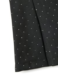 Tessuto nero con una trama sottile, decorato con piccoli puntini metallici color argento disposti in modo sparso. Bordi puliti senza elementi hardware visibili.