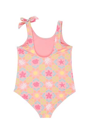 Różowy jednoczęściowy strój kąpielowy z tropikalnymi wzorami, w tym słońca, muszle, kwiaty, rozgwiazdy, palmy oraz kokardką na ramiączku do wiązania.