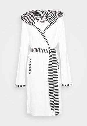 Peignoir à capuche blanche avec des accents rayés noirs et blancs sur la capuche, les poignets et la ceinture. Dispose de manches longues et d'une ceinture à nouer à la taille.