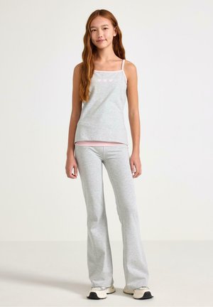 Szary bawełniany top na ramiączkach z cienkimi paskami, ozdobiony jasnoróżowymi nadrukami serc, zestawiony z dopasowanymi szarymi rozszerzanymi spodniami, oba z miękkiego, wygodnego materiału.