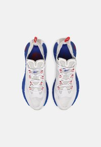 Reebok Classic ZIG KINETICA II UNISEX - Sapatilhas - white