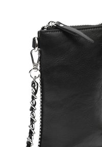 Čierna kožená kabelka s textúrovaným povrchom, strieborným reťazovým popruhom a uzáverom na zips. Má elegantný dizajn s lesklými kovovými akcentmi.