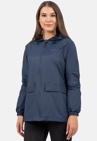 Navy blauwe lichtgewicht jas met een capuchon, elastische mouwen en twee voorke pockets; beschikt over een volledige ritssluiting en een merklogo op de borst.